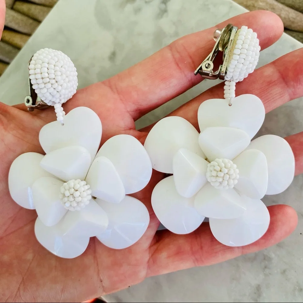 Sachin & Babi White Plastic Flower Earrings EUC - Picture 8 of 11